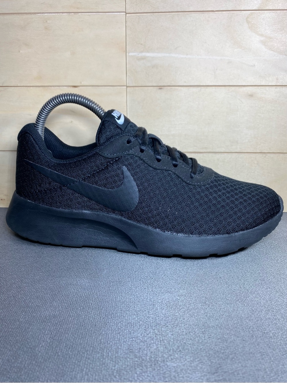 Nike Tanjun Triple Black Women's Size 7.5 Running Shoes Trainers 812655-002